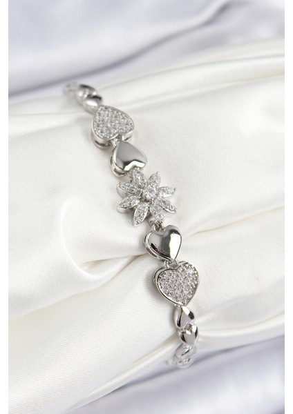 Pirinç Zirkon Taşlı Kalp Detaylı Çiçek Model Gümüş Renk Kadın Bileklik