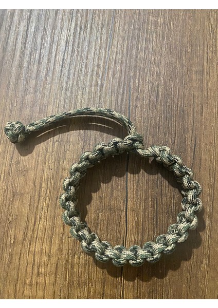 Kahverengi Üstü Siyah Yeşil Noktalı Paracord Bileklik modelleri