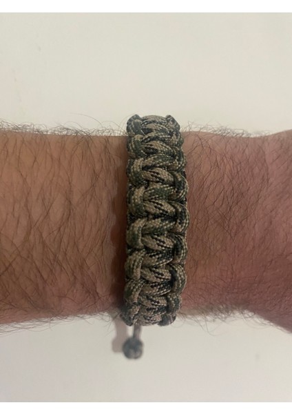 Kahverengi Üstü Siyah Yeşil Noktalı Paracord Bileklik fırsatları