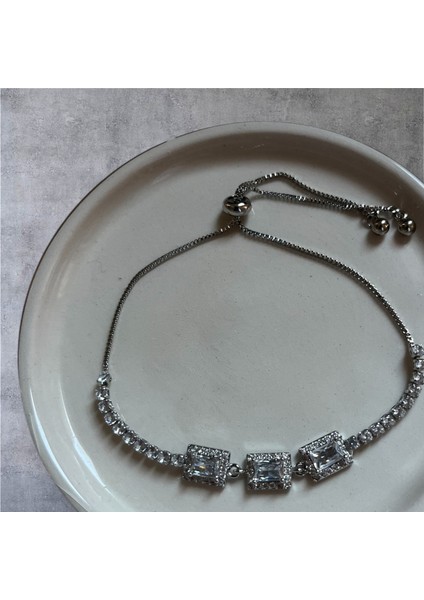 Kadın Taşlı Ayarlanabilir Bileklik Baget Gümüş Renk Taşlı Bileklik Şık Işıltılı Takı Zarif Günlük ve Özel Gün Aksesuarı Taşlı Bileklik Kadın Bileklik Şık Bileklik Baget Taşlı Bileklik Hediye Bileklik