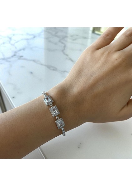 Kadın Taşlı Ayarlanabilir Bileklik Baget Gümüş Renk Taşlı Bileklik Şık Işıltılı Takı Zarif Günlük ve Özel Gün Aksesuarı Taşlı Bileklik Kadın Bileklik Şık Bileklik Baget Taşlı Bileklik Hediye Bileklik fırsatları