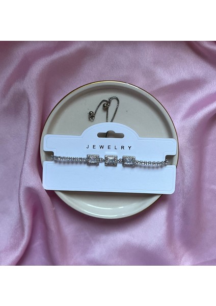 Kadın Taşlı Ayarlanabilir Bileklik Baget Gümüş Renk Taşlı Bileklik Şık Işıltılı Takı Zarif Günlük ve Özel Gün Aksesuarı Taşlı Bileklik Kadın Bileklik Şık Bileklik Baget Taşlı Bileklik Hediye Bileklik indirimleri