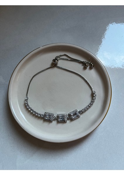 Kadın Taşlı Ayarlanabilir Bileklik Baget Gümüş Renk Taşlı Bileklik Şık Işıltılı Takı Zarif Günlük ve Özel Gün Aksesuarı Taşlı Bileklik Kadın Bileklik Şık Bileklik Baget Taşlı Bileklik Hediye Bileklik