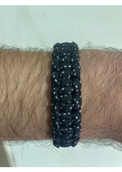 Siyah Üstü Beyaz Noktalı Paracord Bileklik fırsatları