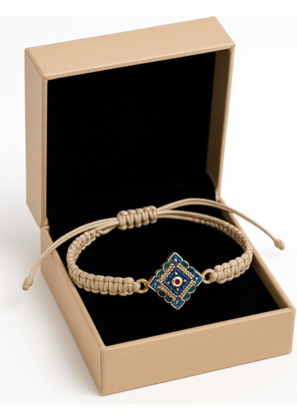 Renkli Kare Motifli Göz Boncuklu Makrome Bileklik – Ayarlanabilir Bej Kordon