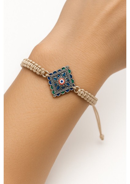 Renkli Kare Motifli Göz Boncuklu Makrome Bileklik – Ayarlanabilir Bej Kordon modelleri