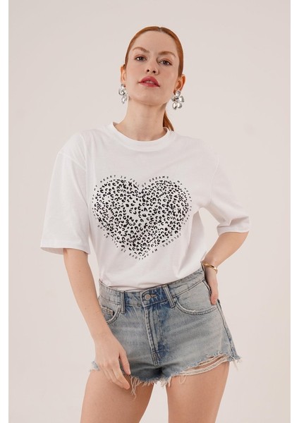 Kalp Baskılı Crop Beyaz Tişört indirimleri