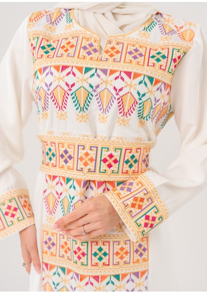 Kadın Elbise – Canlı Renklerle İşlemeli Beyaz Filistin Nakışlı Kadın Elbise modelleri