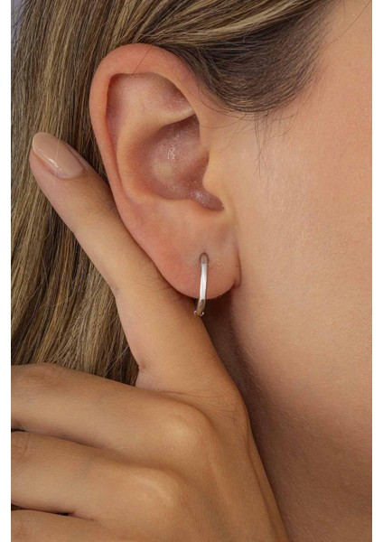 Parlak Model Halka Kadın Gümüş Küpe