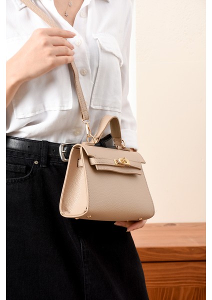 Lüks Kilit Detaylı Çapraz Askılı El ve Omuz Çantası fiyatları