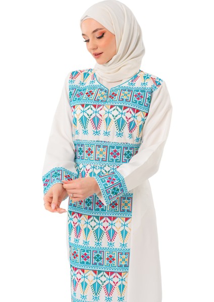 Kadın Elbise – Canlı Renklerle İşlemeli Beyaz Filistin Nakışlı Kadın Elbise"