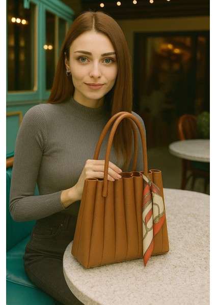 Pileli Lüks Fular Detaylı Omuz Çantası Makyaj Çantası Hediyeli fiyatları