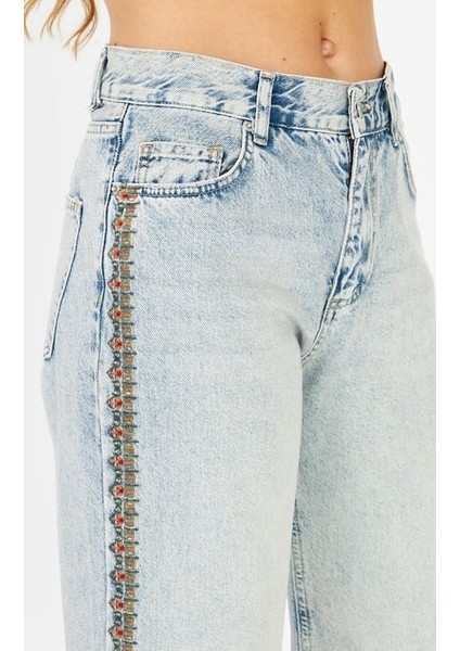 Kenarı Nakışlı Açık Mavi Denim Pantolon modelleri