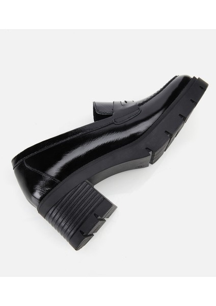 01AYH314470A100 KADIN Rugan Deri Siyah Topuklu Klasik Loafer