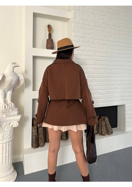 Kruvaze Yaka Düğmeli Kemerli Cepli Apoletli Kuşaklı Trençkot modelleri