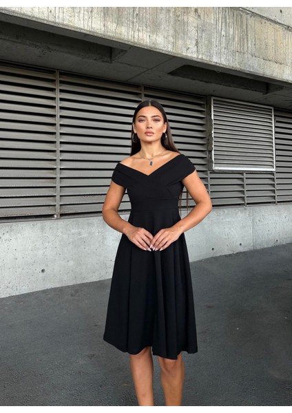 Kayık Yaka Midi Boy Siyah Elbise 583259