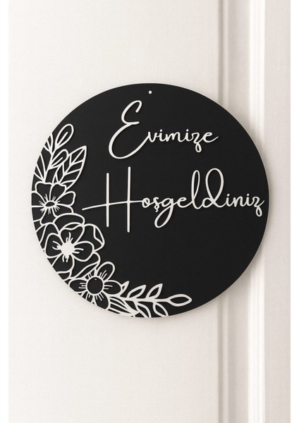 Evimize Hoşgeldiniz Yazılı Ahşap Kapı Süsü Duvar Dekoru Hediyelik Süs 23 cm Çapında Siyah Beyaz