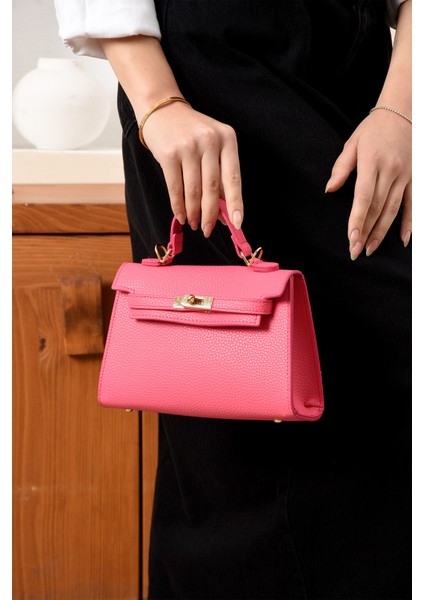 Lüks Kilit Detaylı Çapraz Askılı El ve Omuz Çantası fiyatları