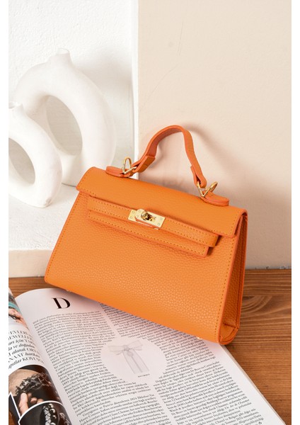 Lüks Kilit Detaylı Çapraz Askılı El ve Omuz Çantası