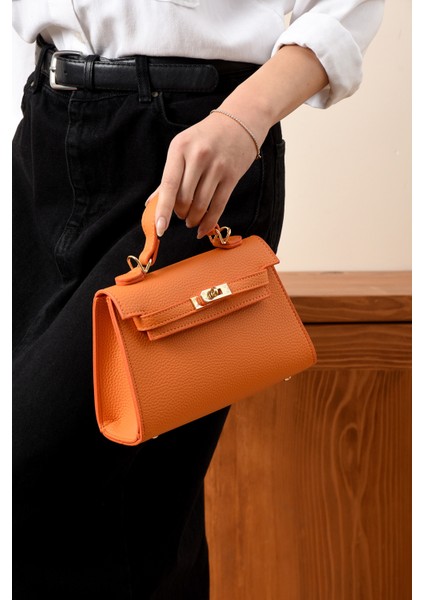 Lüks Kilit Detaylı Çapraz Askılı El ve Omuz Çantası fiyatları