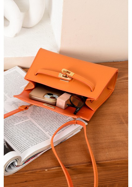 Lüks Kilit Detaylı Çapraz Askılı El ve Omuz Çantası fırsatları