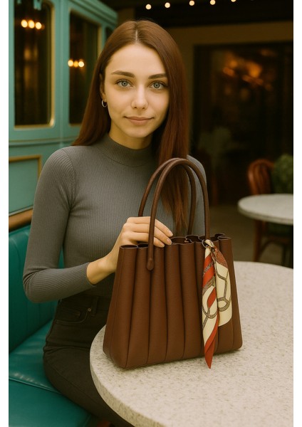 Pileli Lüks Fular Detaylı Omuz Çantası Makyaj Çantası Hediyeli fiyatları