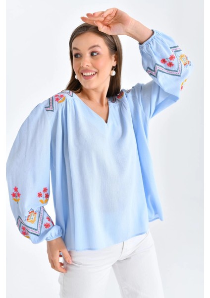 Kadın Bluz Omuz ve Kolları Işlemeli Büzgülü Kadın Bluz Bebe Mavi - 33035