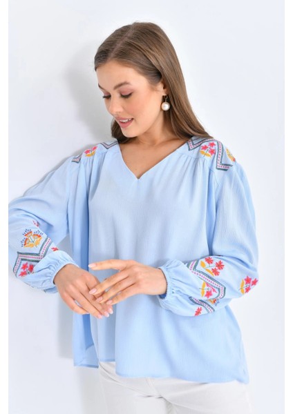 Kadın Bluz Omuz ve Kolları Işlemeli Büzgülü Kadın Bluz Bebe Mavi - 33035 fiyatları