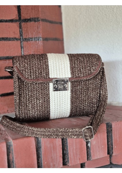 El Yapımı Simli Örgü Postacı Çanta, Krem Şeritli ve Metal Kilitli Omuz Çantası