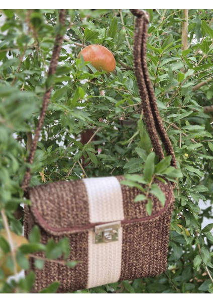 El Yapımı Simli Örgü Postacı Çanta, Krem Şeritli ve Metal Kilitli Omuz Çantası fiyatları