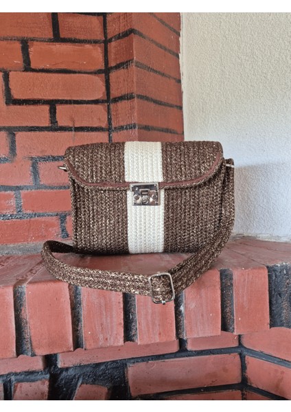 El Yapımı Simli Örgü Postacı Çanta, Krem Şeritli ve Metal Kilitli Omuz Çantası modelleri