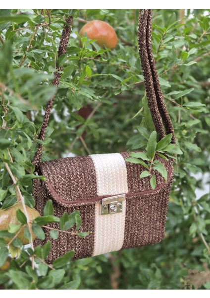 El Yapımı Simli Örgü Postacı Çanta, Krem Şeritli ve Metal Kilitli Omuz Çantası fırsatları