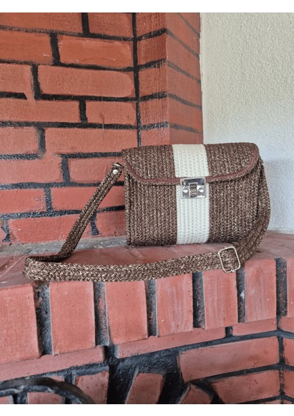 El Yapımı Simli Örgü Postacı Çanta, Krem Şeritli ve Metal Kilitli Omuz Çantası indirimleri
