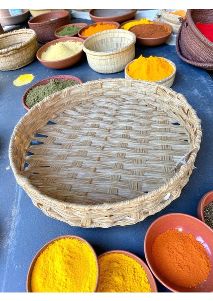 Doğal Hasır Yuvarlak Servis Tepsisi 27 cm – El İşçiliği Dekoratif Sunum Sepeti | Sofra ve Mutfak Düzenleme Aksesuarı