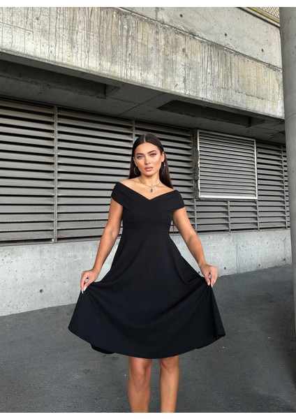 Kayık Yaka Midi Boy Siyah Elbise 583259 fırsatları