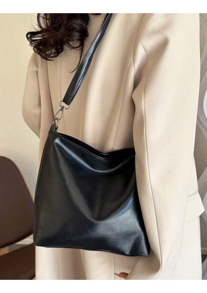 Çapraz Askılı Salaş Omuz Çantası