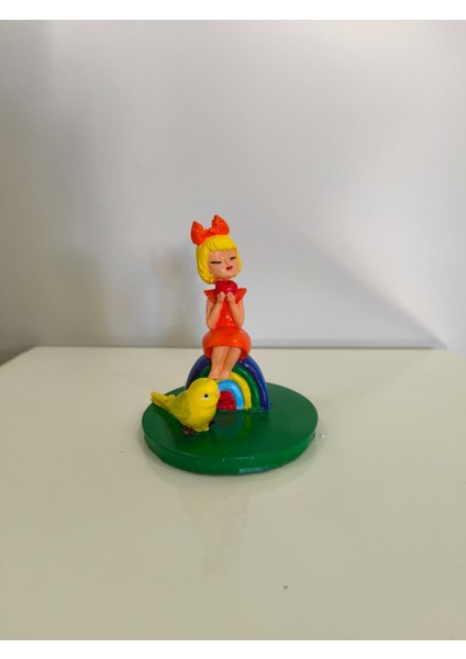 Gökkuşağı Üzerinde Oturan Kız - Dekoratif Ev Aksesuarı