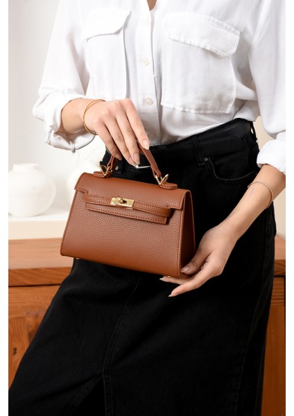 Lüks Kilit Detaylı Çapraz Askılı El ve Omuz Çantası fiyatları