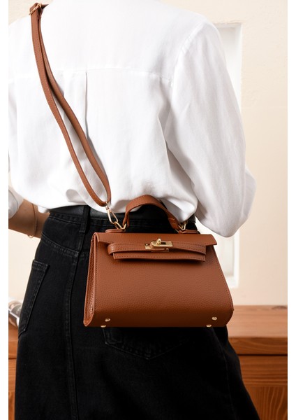 Lüks Kilit Detaylı Çapraz Askılı El ve Omuz Çantası modelleri