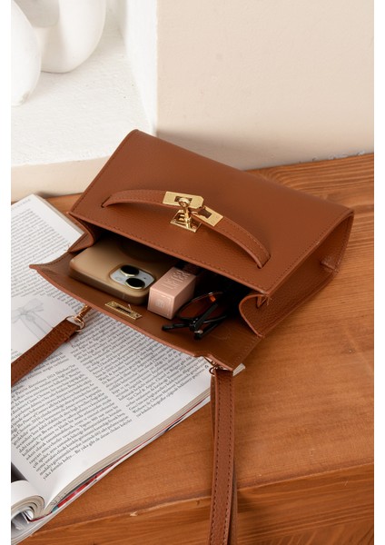 Lüks Kilit Detaylı Çapraz Askılı El ve Omuz Çantası fırsatları