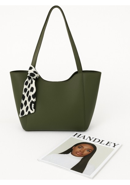 Büyük Kapasiteli Fular Detaylı Omuz Çantası