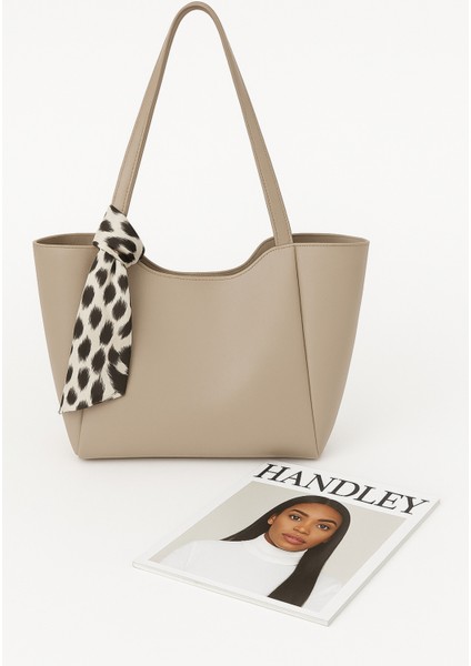 Büyük Kapasiteli Fular Detaylı Omuz Çantası