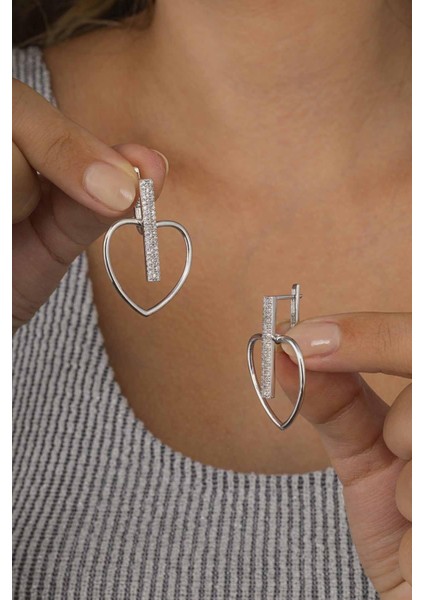 Kalp Motifli Beyaz Taşlı Gümüş Kadın J Küpe modelleri