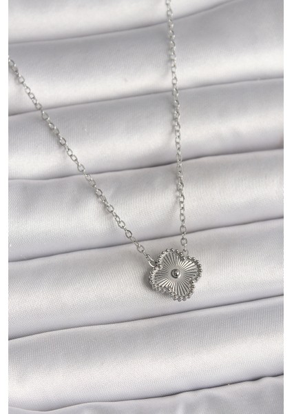 316L Çelik Gümüş Renk Işleme Detaylı Yonca Model Kadın Kolye