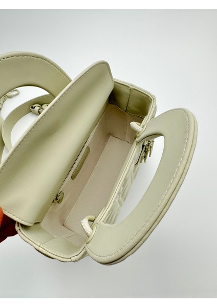 Krem Kare Aksesuar Detaylı El Çantası Orijinal Levid'or Premium