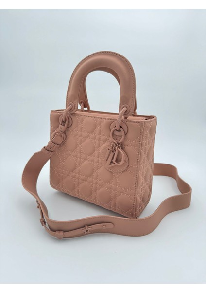 Pembe Kare Aksesuar Detaylı El Çantası Orijinal Levid'or Premium fırsatları