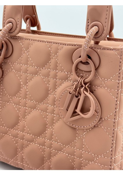 Pembe Kare Aksesuar Detaylı El Çantası Orijinal Levid'or Premium indirimleri