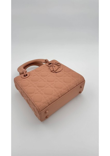 Pembe Kare Aksesuar Detaylı El Çantası Orijinal Levid'or Premium