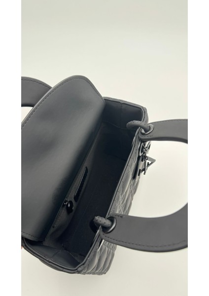 Siyah Kare Aksesuar Detaylı El Çantası Orijinal Levid'or Premium