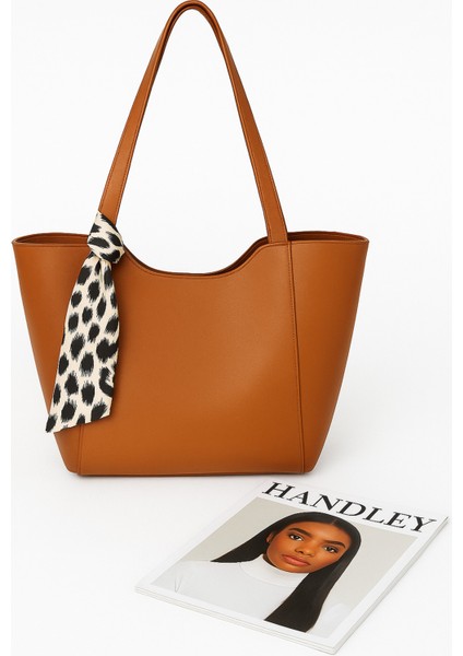 Büyük Kapasiteli Fular Detaylı Omuz Çantası